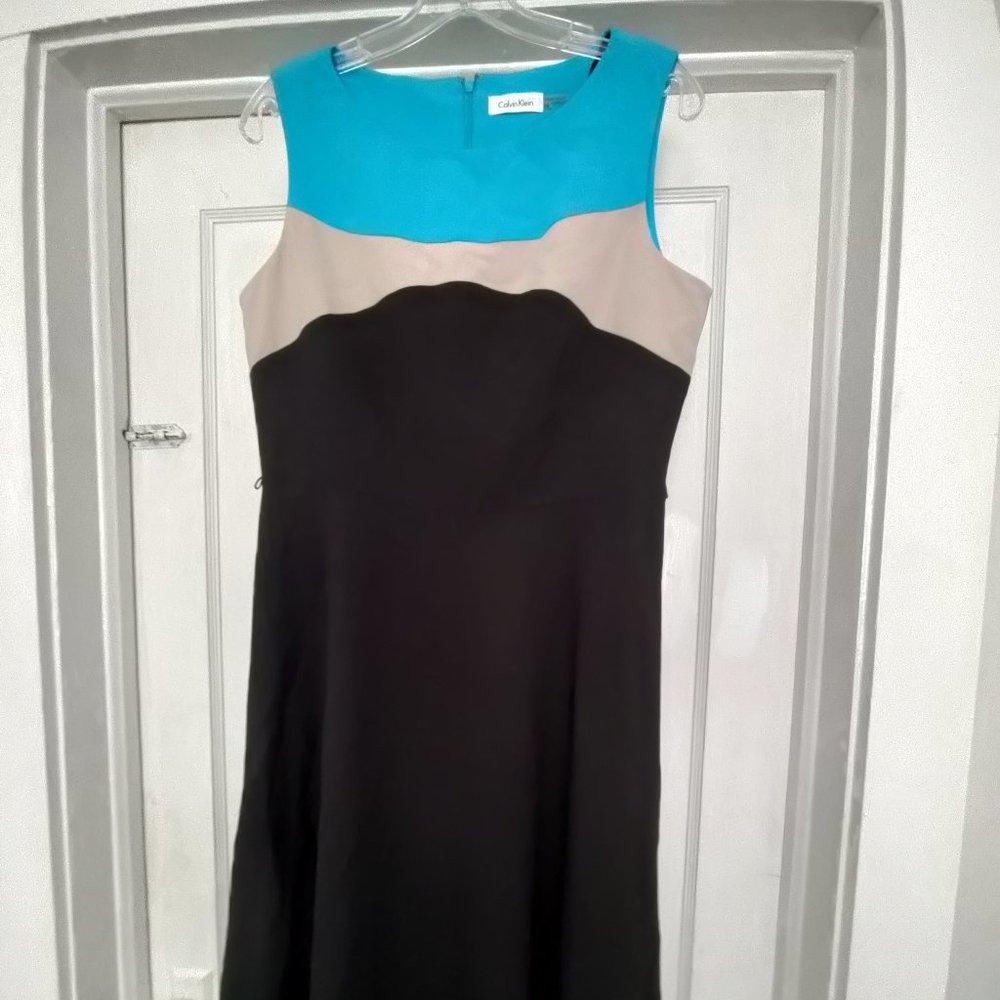 CALVIN KLEIN BLACK/WHITE/GRAY COLOR BLOCK A-LINE DRESS - MISSING BELT - SIZE 10